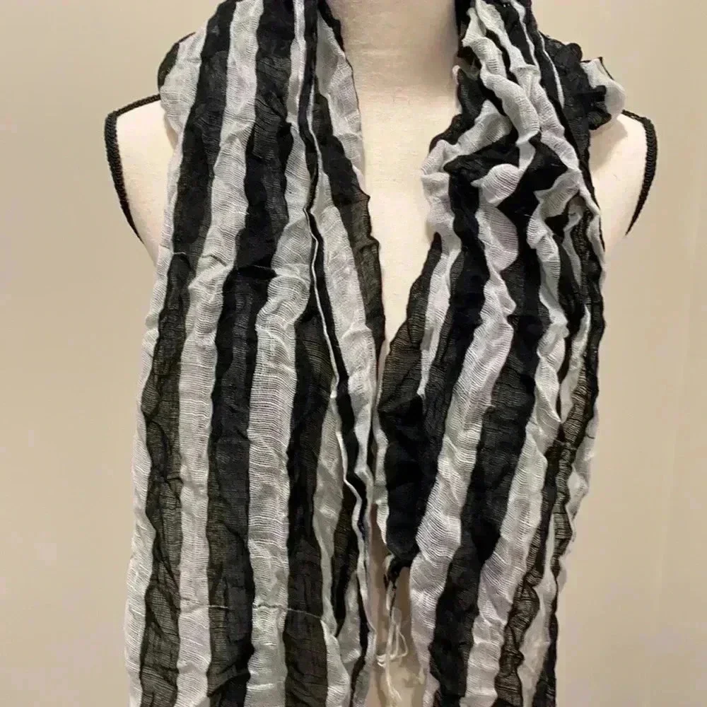 Black and gray scarf